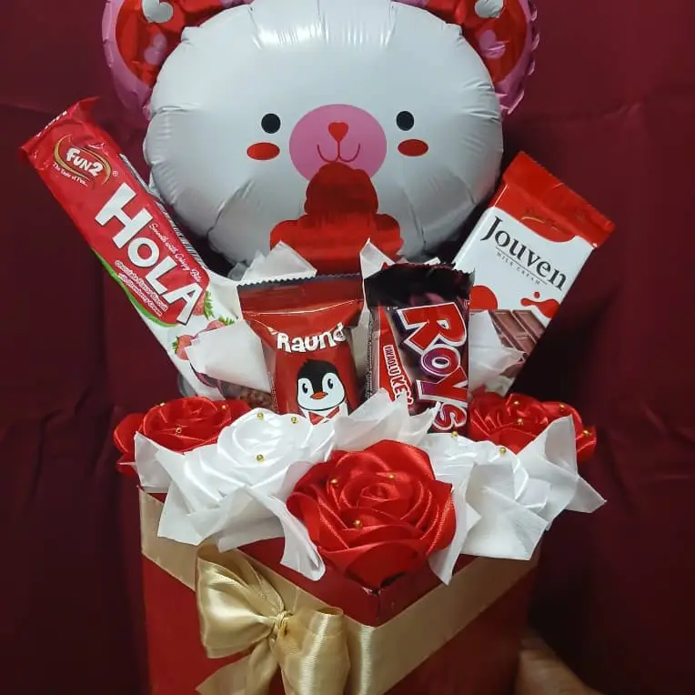 Cajas de chuches y flores — imagen 1