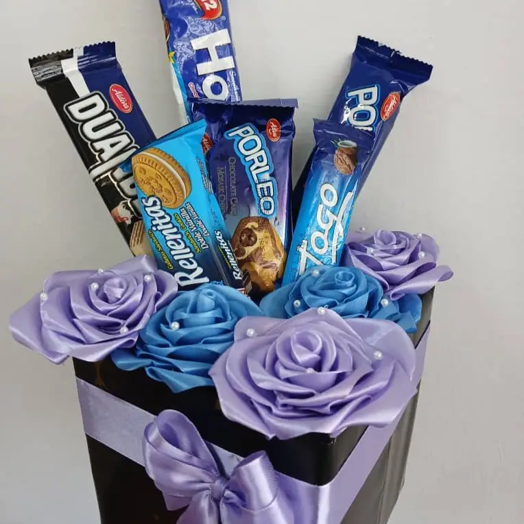 Cajas de chuches y flores — imagen 2
